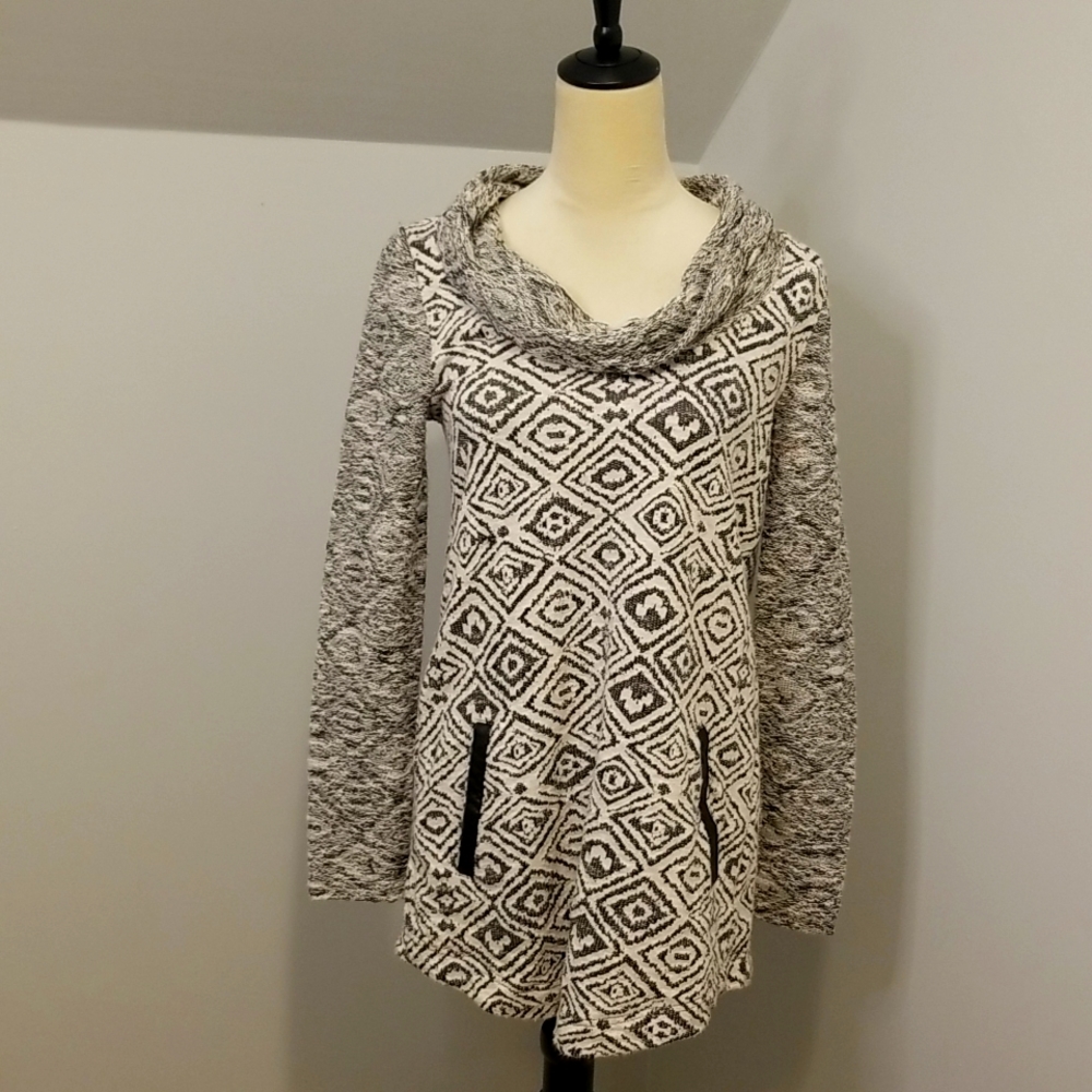 Anthropologie cow neck pocket sweater size medium black and white